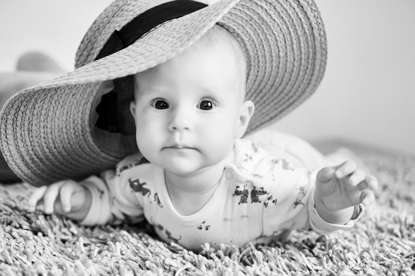 Kinderfoto schwarz-weiß von Melina – emotionale Kinderfotografie im Main-Kinzig-Kreis