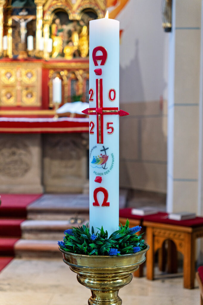 Detailaufnahme der Osterkerze 2025 bei einer Taufe in Rodenbach