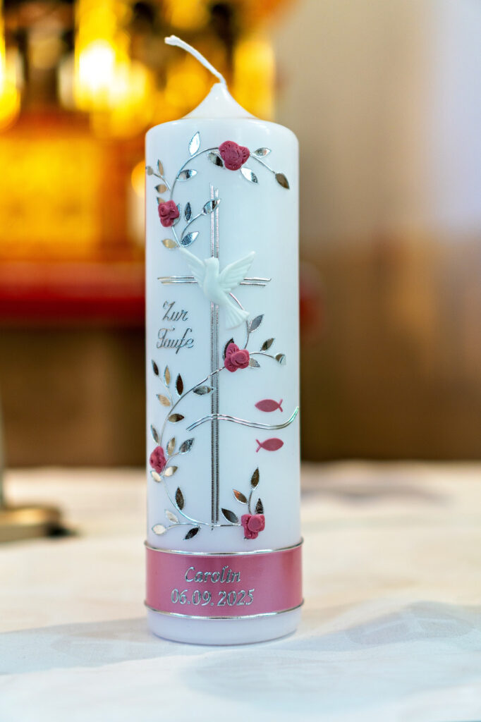 Taufkerze mit Name und Datum in Nahaufnahme