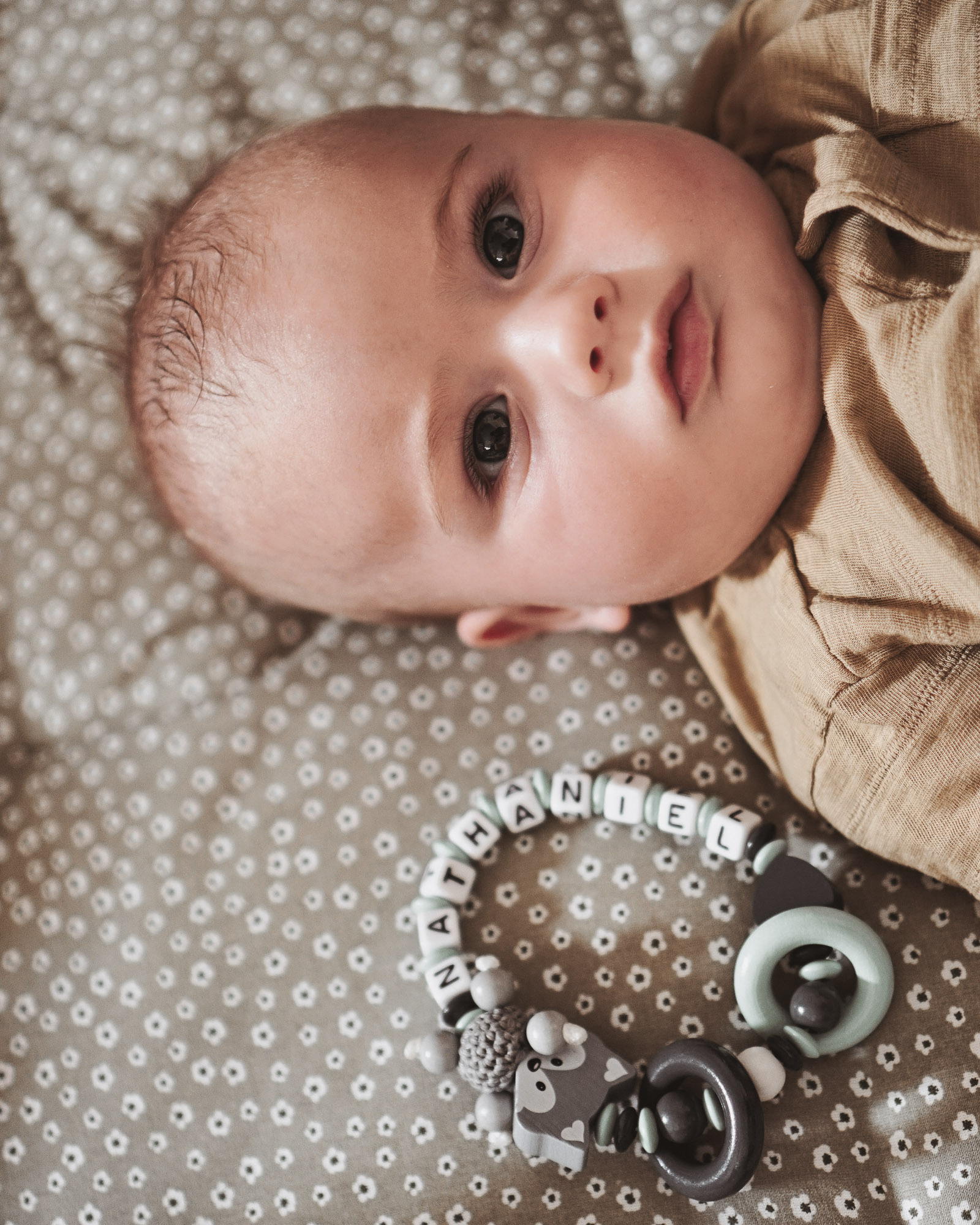 Baby Nathaniel auf gepunkteter Decke &ndash; Newbornshooting in Hanau