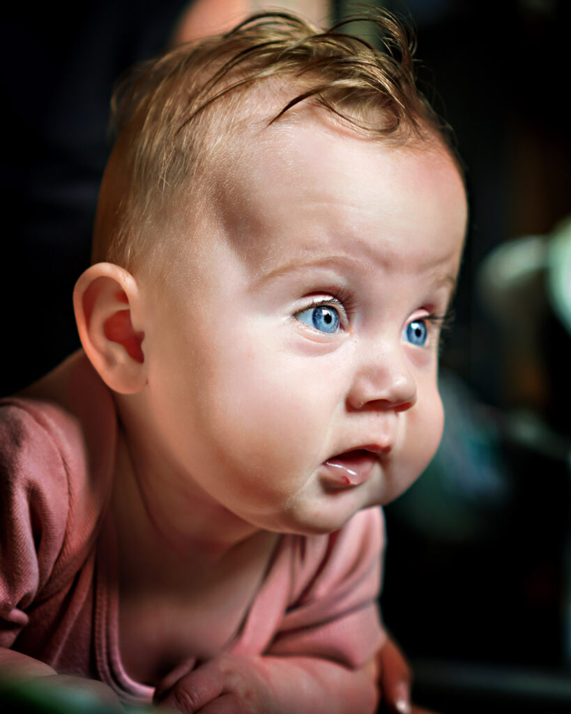 Baby mit blauen Augen in rosa Body &ndash; nat&uuml;rliches Kinderportr&auml;t in Hanau
