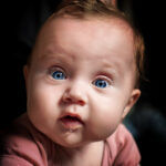 Baby mit Tropfen am Kinn &ndash; ehrliche Kinderfotografie Bruchk&ouml;bel