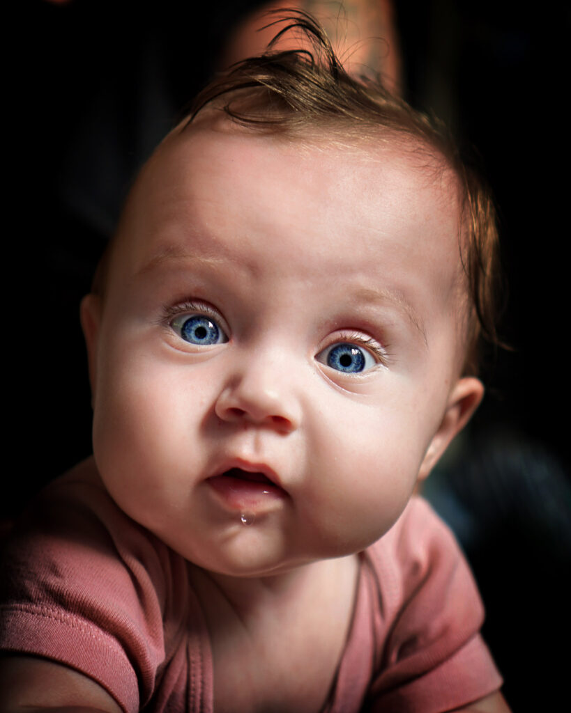 Baby mit Tropfen am Kinn &ndash; ehrliche Kinderfotografie Bruchk&ouml;bel