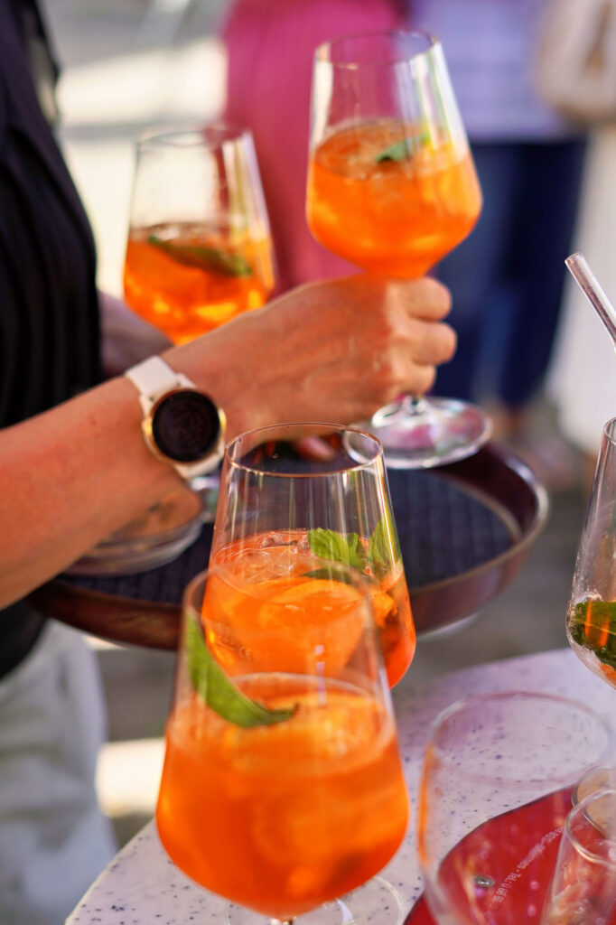 Aperol-Gläser auf einem Tablett bei Gartenfeier in Bruchköbel – sommerliche Eventdetails.