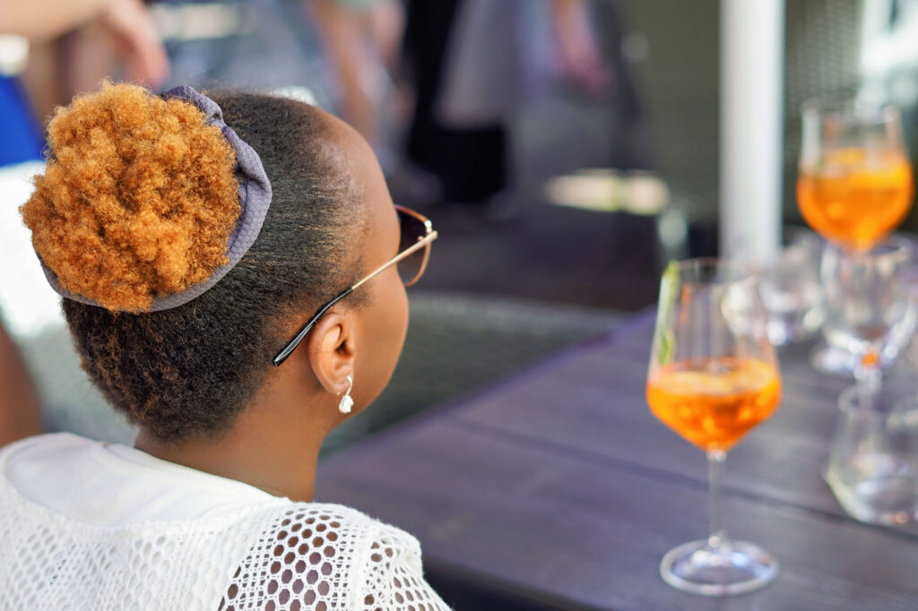 Frau mit Aperol-Drink genießt die Gartenfeier in Gelnhausen – authentisch fotografiert von Dennis Herzberger.