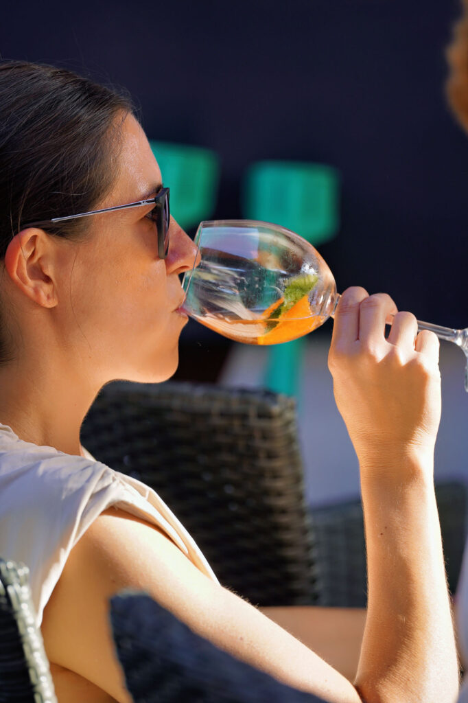 Frau mit Sonnenbrille und Drink bei Familienfeier in Langenselbold – festgehalten von Dennis Herzberger.