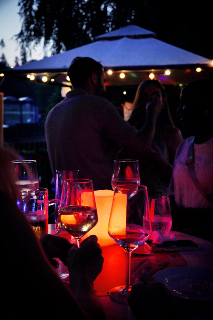 Stimmungsvolle Abendaufnahme mit Getränken und Lichterspiel bei Sommerfeier im Rhein-Main-Gebiet.
