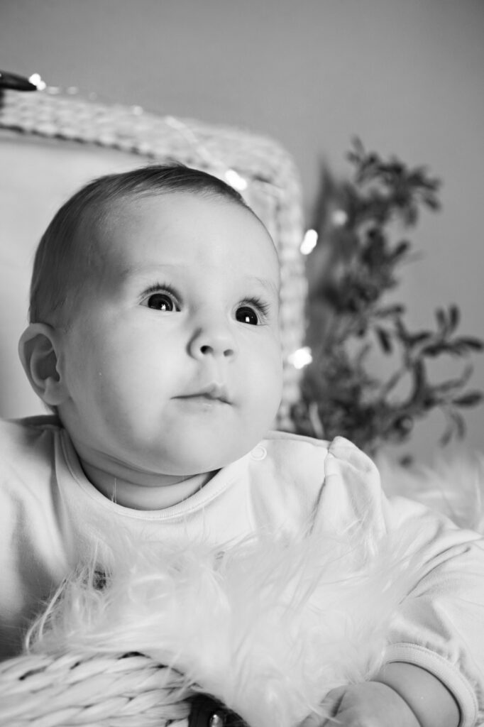 Schwarzwei&szlig;detail aus dem Neugeborenen-Shooting, weich und reduziert.