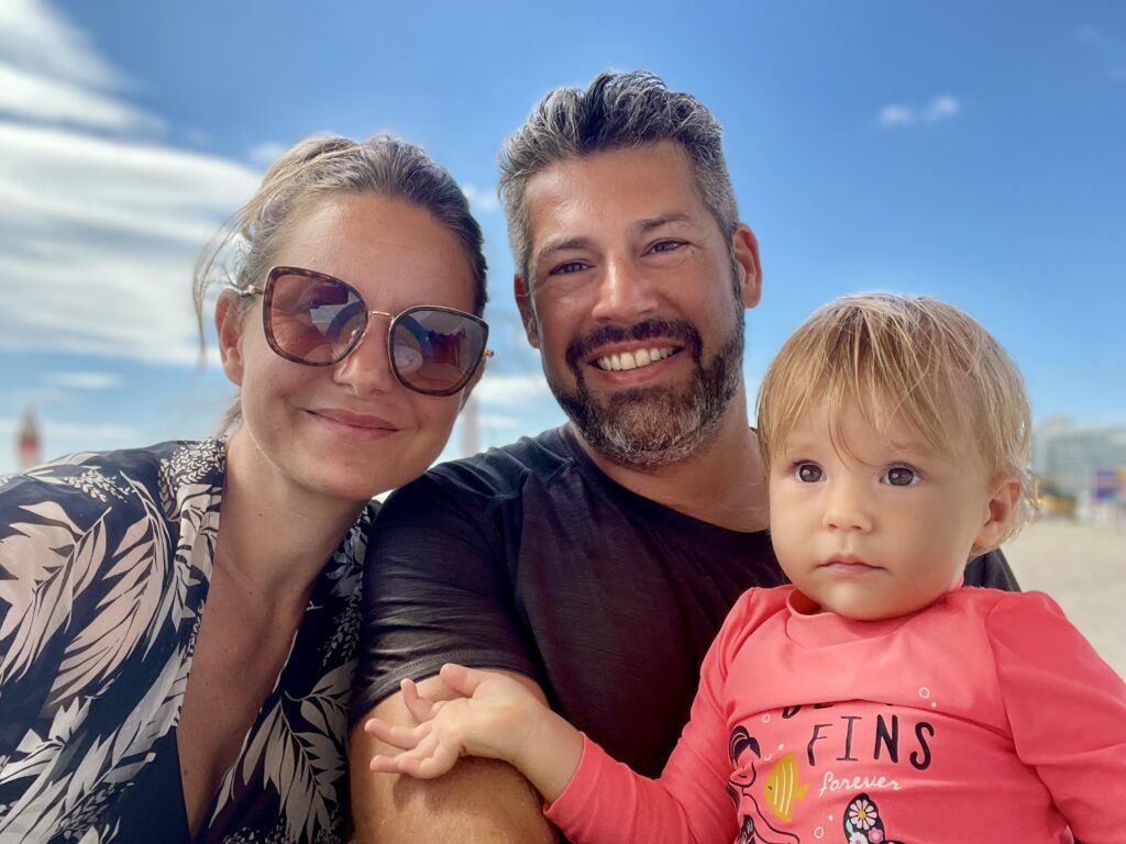 drei Personen am Strand vor blauem Himmel 