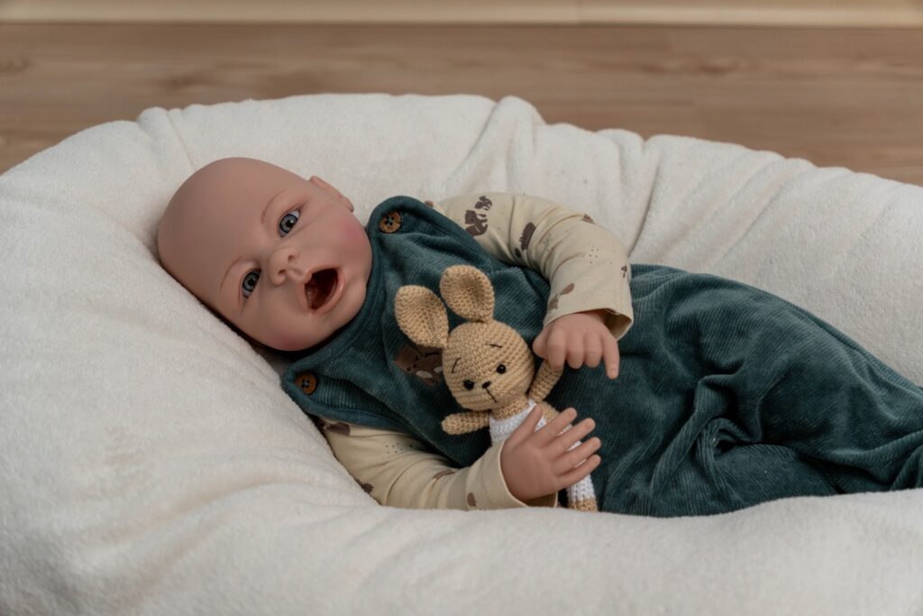 Babypuppe zu Hause fotografiert