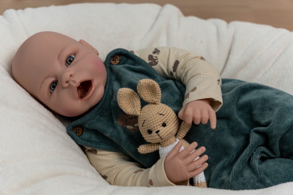 Nat&uuml;rliche Aufnahme von Babypuppe zu Hause mit 50 mm Brennweite