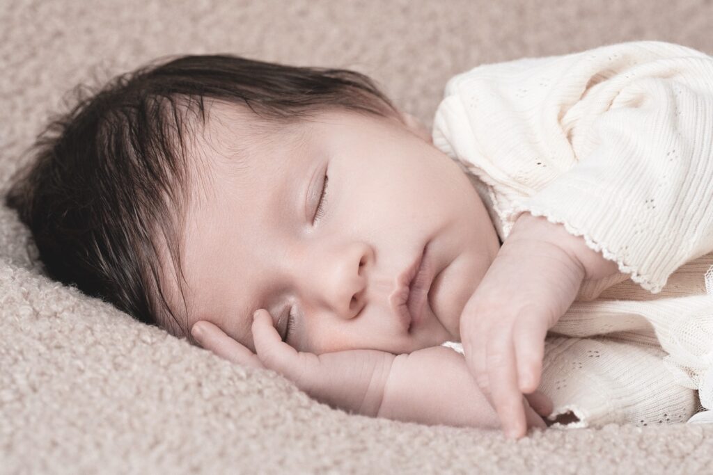 Baby schl&auml;ft im Boho Stil