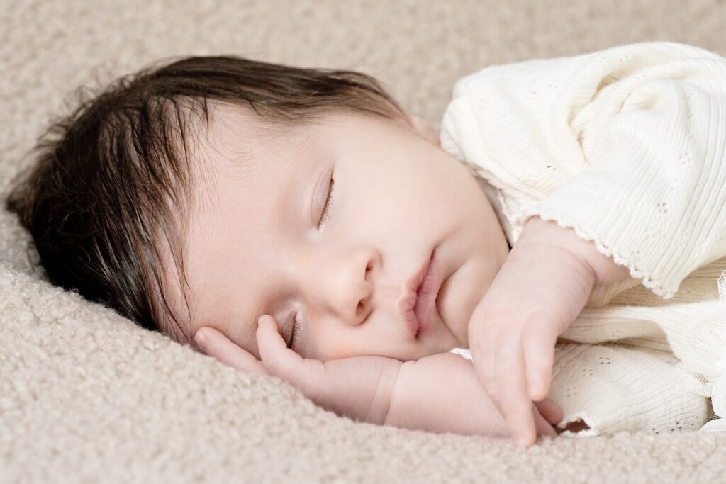 Baby schl&auml;ft im hellen Bright Stil