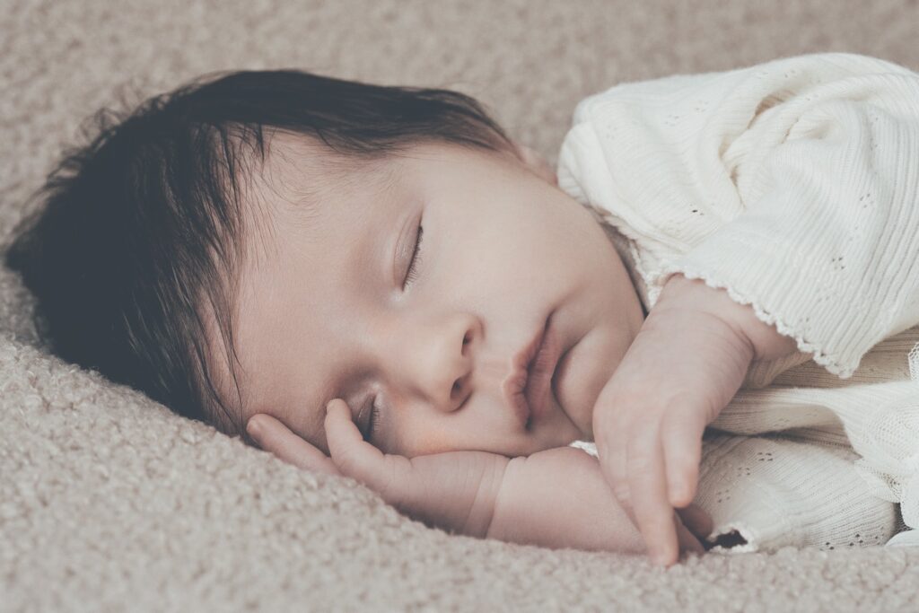 Baby schl&auml;ft im Vintage Stil