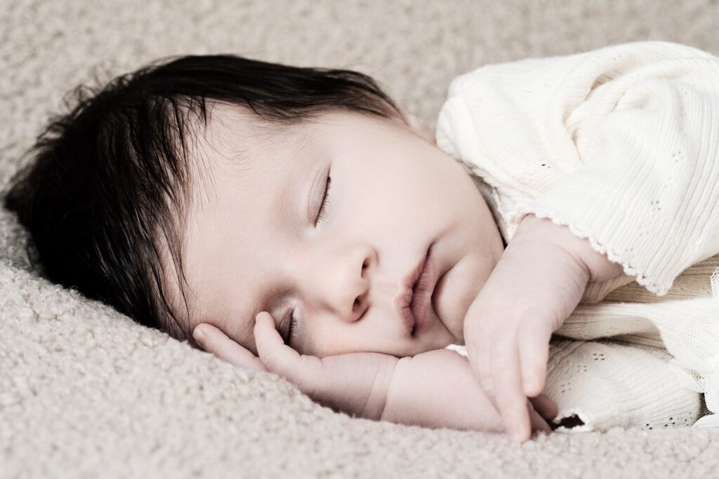 Baby schl&auml;ft im starken Gristle Stil