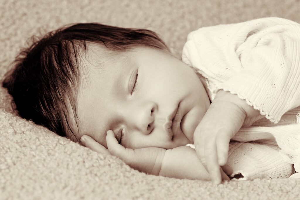Baby schl&auml;ft im retro Sepia Stil