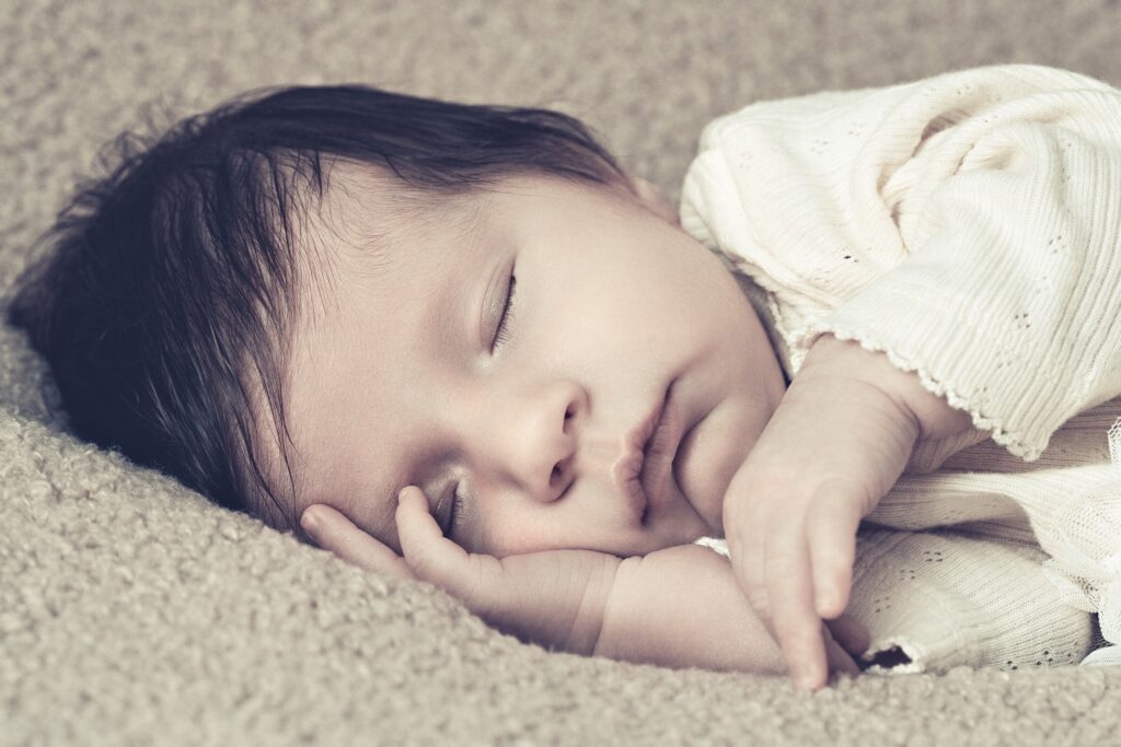 Baby schl&auml;ft im retro Vintage Stil